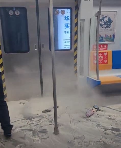 地铁上女子充电宝突然爆炸 烟雾弥漫